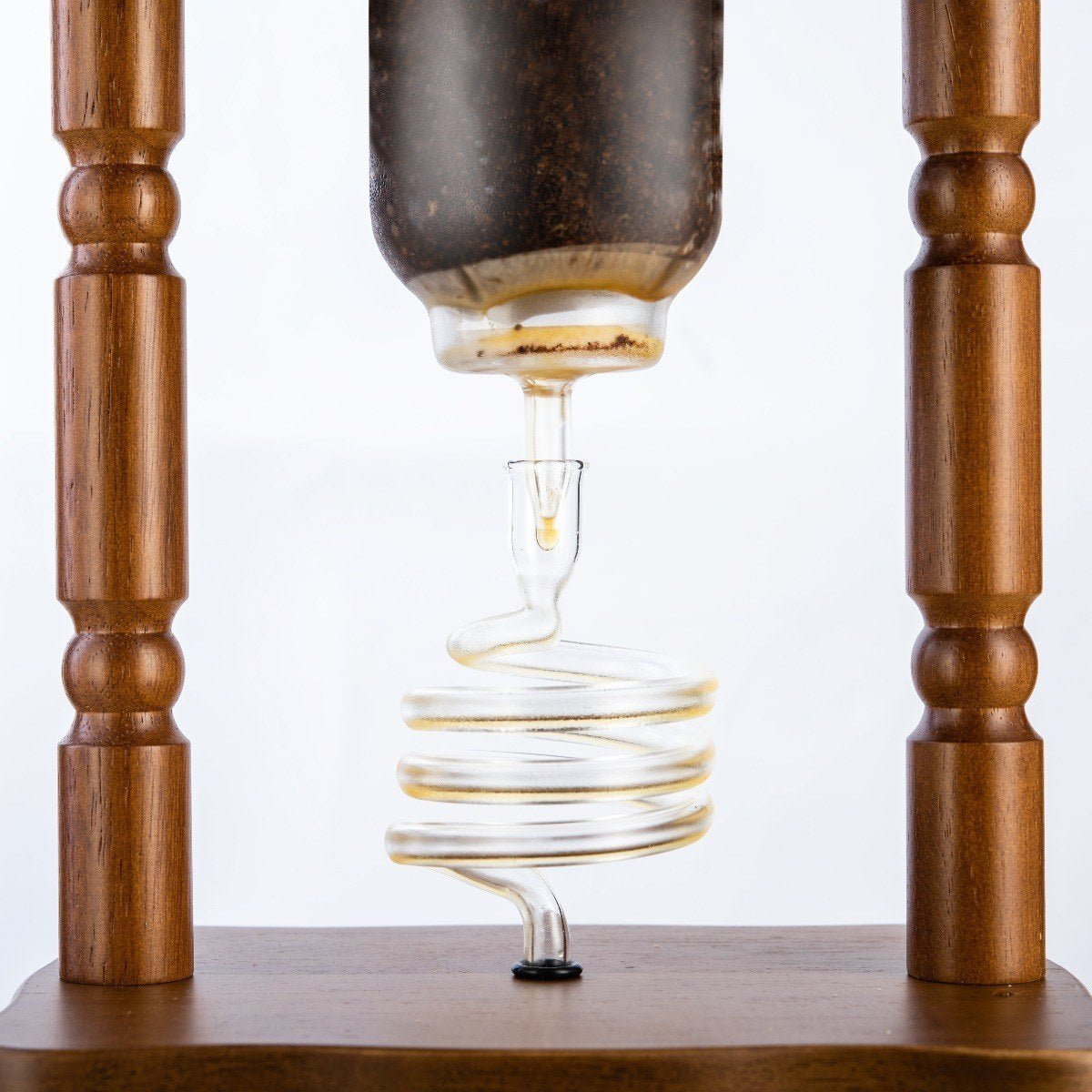 Yama Glass Cold Brew Tower – Curved Brown Wood Frame – 6–8 Cup (32 oz)